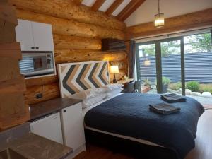 特威泽尔The Cabin的小木屋内一间卧室,配有一张床