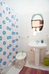 明德卢Simabo's Backpackers' Hostel的一间带水槽、卫生间和镜子的浴室