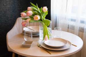 贝尔格莱德Square 6的一张桌子,上面有盘子和花瓶