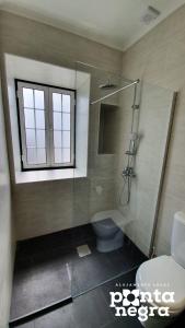 BiscoitosCasa da Gente的带淋浴和卫生间的浴室以及窗户。