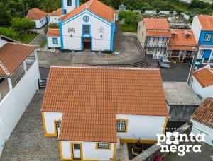 BiscoitosCasa da Gente的享有小镇的空中景致,设有房屋