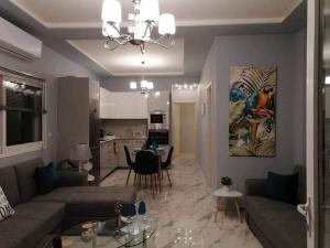 克里皮吉Villa Casagrande的带沙发的客厅和用餐室
