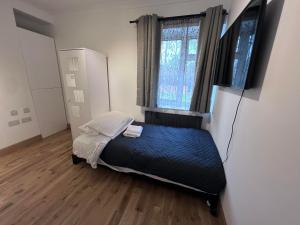 霍利N 25的一间小卧室,配有床和窗户