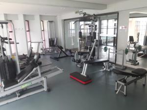 阿雷格里港Flat Independência的健身房设有数台跑步机和健身器材
