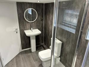 曼彻斯特Airport Hideaway的一间带水槽、卫生间和镜子的浴室