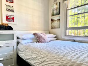 悉尼Peaceful Haven的一间卧室设有一张床和一个窗口