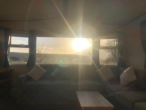本布里奇Classy caravan with ample space的客厅,透过窗户阳光明媚