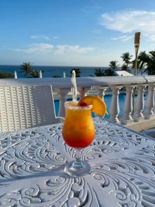 Mount Pleasant可可礁百慕达酒店的坐在桌子上喝一杯,放上橙子片