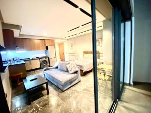 卡萨布兰卡Lovely 1-bedroom rental unit near 2mars/Habous的客厅配有沙发和桌子