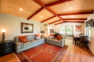 瓦纳卡Criffel Bluffs Cottage的客厅配有两张沙发和一张桌子