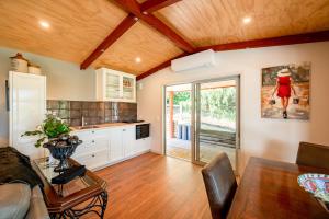 瓦纳卡Criffel Bluffs Cottage的一间带木制天花板和用餐室的厨房