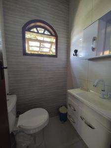 特雷索波利斯Hospedagem El Camino Del Viento的一间带卫生间、水槽和窗户的浴室