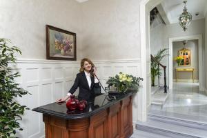 伊斯坦布尔梅洛迪巴格达缇里雅酒店的坐在柜台的女人在电话上说话