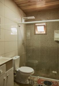 圣若阿金Casa do Guiga的一间带卫生间、水槽和窗户的浴室