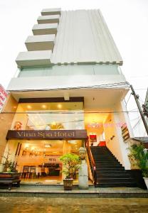 顺化Vina Spa Hotel的大楼前的商店,前面有楼梯