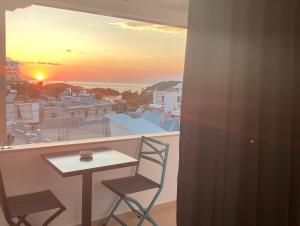 卡萨米尔Villa White的阳台的桌椅享有日落美景