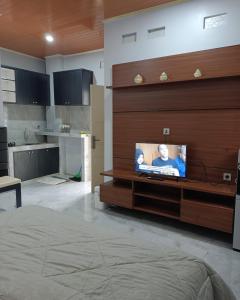 日惹Anyak's place Syariah的客厅设有壁挂式平面电视。