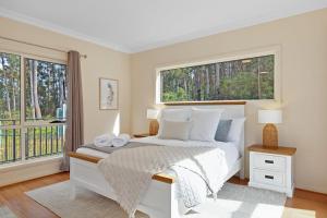 HastingsTall Trees- Forest hideaway on Hastings Lagoon的白色的卧室设有床和窗户