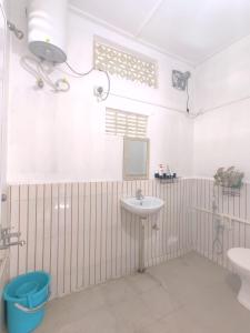 焦尔哈德Gianna Homestay的一间带水槽和卫生间的浴室