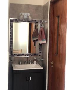 普尔马马尔卡Las Lavandas Purmamarca的一间带水槽和镜子的浴室