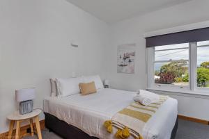 霍巴特Bella Vista on Beach的白色的卧室设有一张大床和一个窗户