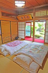 横滨日本庭園古民家　飯田屋　Traditional experience iidayajapan的一间卧室,卧室内配有一张大床