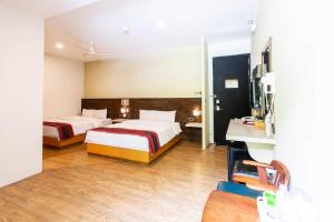 玉里镇安通温泉饭店 的酒店客房配有两张床和一张书桌