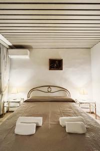 佛罗伦萨Da Mario in Florence Guesthouse的一间卧室配有一张带两条白色毛巾的床