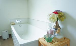 克伦威尔班诺克本葡萄藤住宿加早餐旅馆的浴室设有一张桌子,上面有花瓶