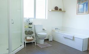 克伦威尔班诺克本葡萄藤住宿加早餐旅馆的带浴缸、卫生间和淋浴的浴室。