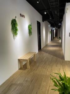 台北森浩文旅的墙上挂着长凳和植物的走廊