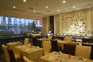 广州广州珀丽酒店(广交会期间提供接驳巴士至广交会展馆）的餐厅设有桌椅和大窗户。