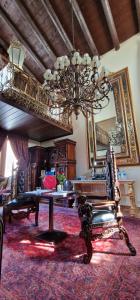 科法德比安Faqra Palace的一间带桌子和吊灯的用餐室