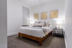 达拉斯Beautiful Contemporary 4BR near Downtown Dallas的白色卧室配有一张大床和两盏灯。