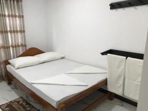 恩比利皮蒂耶aji fruit farm的一张床上有两个枕头的房间