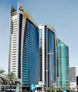 利雅德4Leisure Suites DAMAC Esclusiva Towers的城市中一群高大的建筑