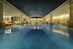 悉尼悉尼朗廷酒店的一座大型游泳池,位于酒店,拥有星空天花板