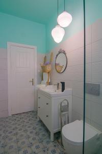 穆兹罗斯FULLHOUSE Moudros的一间带水槽、浴缸和卫生间的浴室