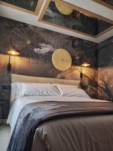 莱斯卡瑟斯-达尔卡纳Les Cases del Mar的一间卧室配有一张带壁画的大床
