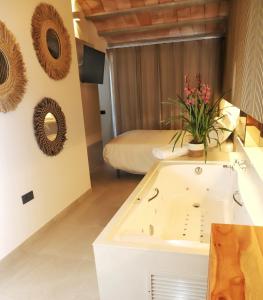 莱斯卡瑟斯-达尔卡纳Les Cases del Mar的一间带水槽和床的浴室