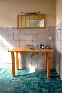 罗希姆诺Ruby 'n Emerald studio's的浴室设有水槽和镜子
