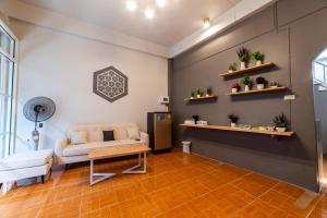 勿洞J Cube Betong - Private House的客厅配有沙发和桌子