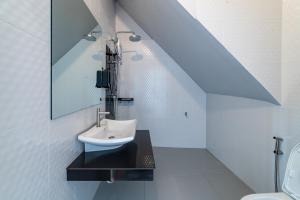 勿洞J Cube Betong - Private House的一间带水槽和镜子的浴室