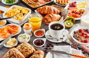 普特布斯Parkhotel Putbus Superior International的填满不同种类的早餐食品的桌子