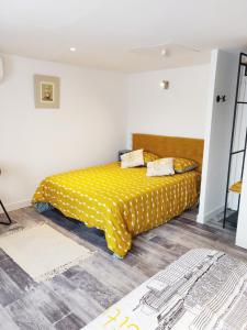 圣热尔韦Les Gones en Vendée的一间卧室配有一张黄色毯子床