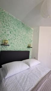 卡斯特尔·斯塔费力克Studio Nina的卧室内的一张床位,卧室设有绿色的墙壁