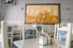 特鲁斯卡韦茨茉莉SPA别墅的一间用餐室,享有艾菲尔铁塔的景色