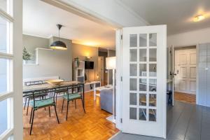 波尔图RenFeb23Boavista Deluxe with private parking的厨房以及带桌椅的起居室。