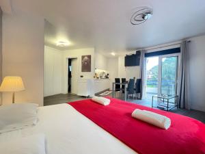 莫尼兹港Sea and Sun 4 You - Porto Moniz的卧室配有一张大白色床和红色毯子