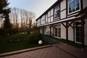 施特拉尔松德Hotel am Stadtwald的院子里有白色球的房子